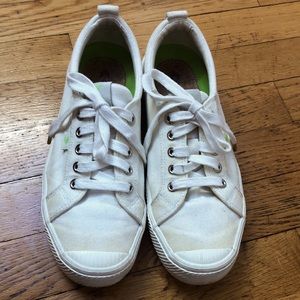 Cariuma OCA low canvas sneaker